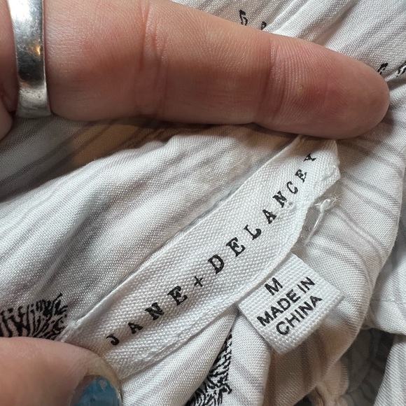 Jane + Delancey Zebra semi cropped blouse EUC Size M - Picture 6 of 6